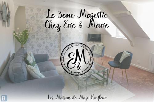uma sala de estar com um sofá e uma placa que diz que pode e meme em Les Maisons de Maje - Le Majestic em Honfleur