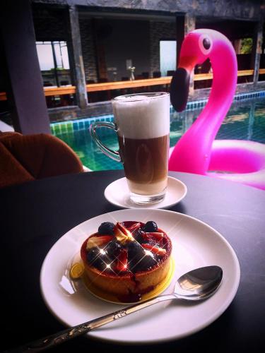 a plate with a heart shaped pastry and a glass of beer at Billabong Hostel in Baan Tai