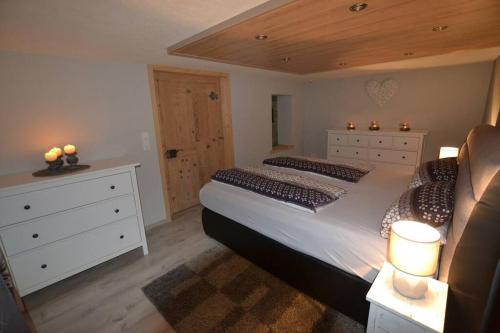 sypialnia z 2 łóżkami i komodą w obiekcie Steibinger Bergnest w mieście Oberstaufen