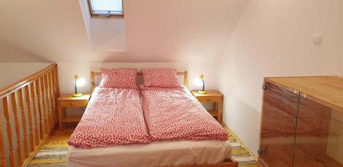 1 dormitorio con 1 cama con 2 lámparas en 2 mesas en Malinowy Dworek en Ciekocino