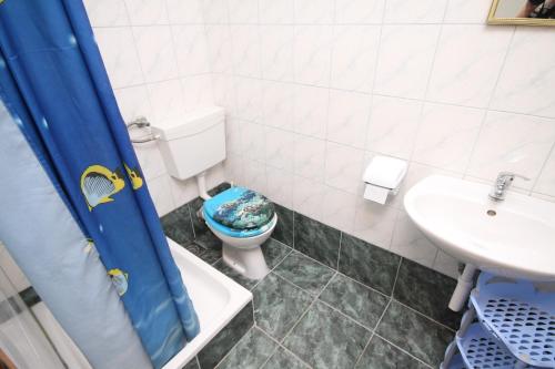 Ένα μπάνιο στο Apartments with parking space Sveta Nedilja, Hvar - 8792