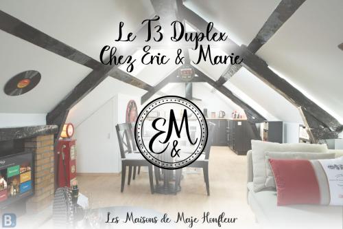 una sala de estar con un letrero que diga "dudley che cafe" y su nombre en Les Maisons de Maje - Le T2-T3, en Honfleur