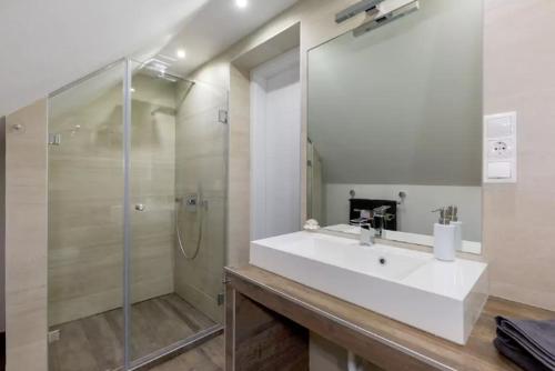 y baño blanco con lavabo y ducha. en Budapest Michaelides Luxury Suite en Budapest