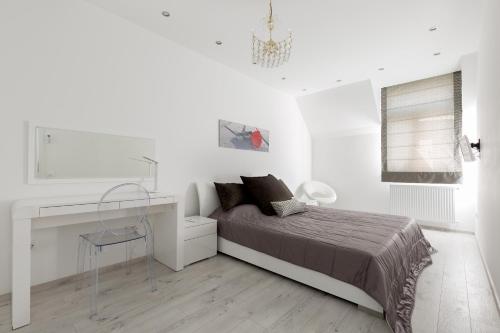 En eller flere senge i et værelse på Budapest Michaelides Luxury Suite
