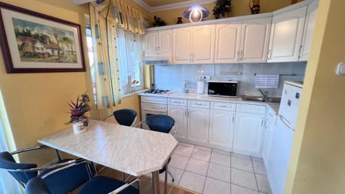A kitchen or kitchenette at Farkas apartman