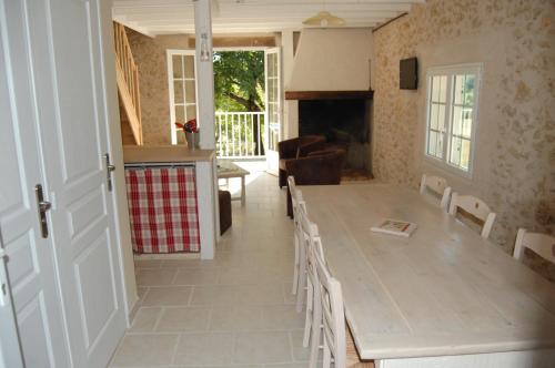 une cuisine et un salon avec une table et des chaises dans l'établissement La Petite Maison, à Campsegret