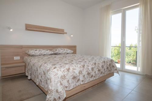 um quarto branco com uma cama e uma janela em Villa Kruno, with the pool and spectacular sea view em Opatija