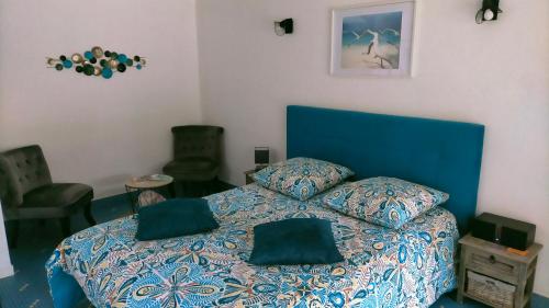 - une chambre avec un lit bleu et 2 oreillers dans l'établissement Dolce Vita, à Montfaucon