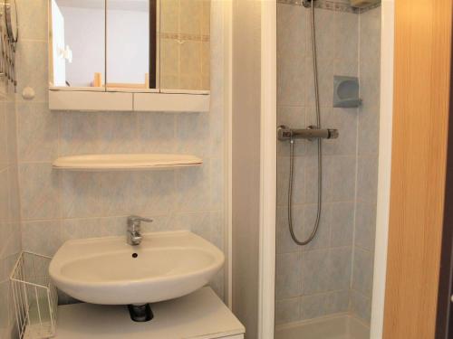 une salle de bain avec un lavabo et une douche dans l'établissement Charmant T2 avec coin montagne, balcon, proche commerces et pistes - 4 couchages - FR-1-330B-69, à Vars