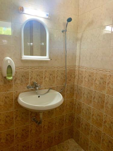 ein Badezimmer mit Waschbecken und Dusche in der Unterkunft Hotel Gamartata in Duni
