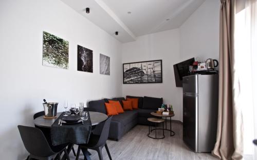 uma sala de estar com um sofá e uma mesa em Scugnizzo Apartment Luxury Home em Nápoles