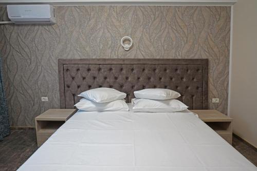 Ένα ή περισσότερα κρεβάτια σε δωμάτιο στο Hotel Tiara