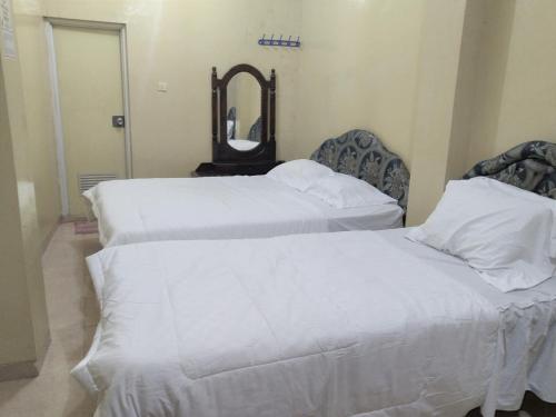 Postel nebo postele na pokoji v ubytování Hotel Pekalongan Syariah Mitra RedDoorz