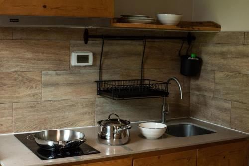 Una cocina o zona de cocina en Tints of Blue Hotel