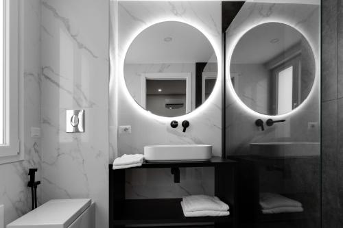 The Crown Black and White rooms photo 3