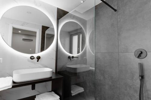 Phòng tắm tại The Crown Black and White rooms