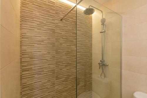 una doccia con porta in vetro in bagno di Apartamento recién reformado en Cala en Porter a Cala'n Porter