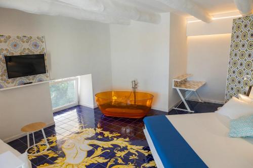 TV o dispositivi per l'intrattenimento presso Decori Suites Amalfi Coast - Free Parking