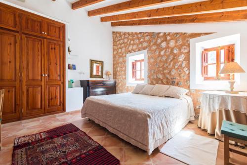 1 dormitorio con 1 cama y 1 mesa en una habitación en Coll den Pastor, en Fornalutx
