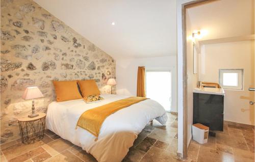 um quarto com uma cama grande e uma parede de pedra em 6 Bedroom Gorgeous Home In Malataverne em Malataverne