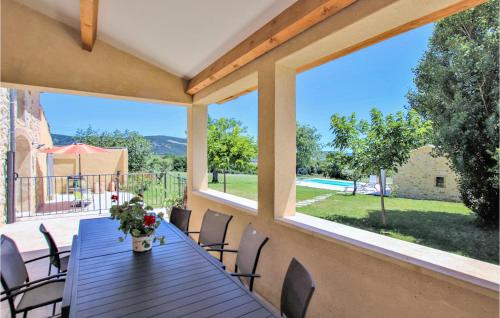 une grande terrasse couverte avec une table et des chaises en bois dans l'établissement Stunning Home In Malataverne With Wifi, à Malataverne