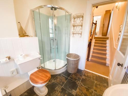 La salle de bains est pourvue de toilettes et d'une douche en verre. dans l'établissement Sandmill, Murray Park, à St Andrews
