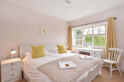 um quarto com uma cama, uma secretária e uma janela em Kittocks Muir em St. Andrews