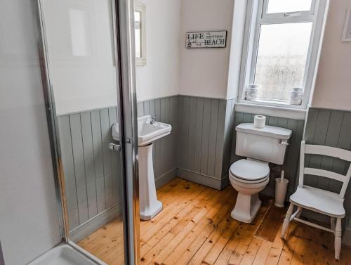uma casa de banho com um WC e um lavatório em Rosebank em St. Andrews