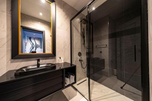 een badkamer met een wastafel en een glazen douche bij Classy, modern furnished residence, 7-24 security BNS115 in Istanbul