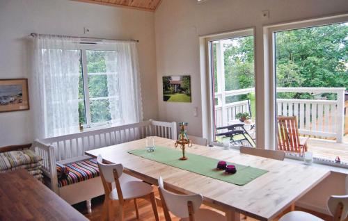 - une salle à manger avec une table, des chaises et des fenêtres dans l'établissement Awesome Home In Lerberget With Sauna, à Lerberget