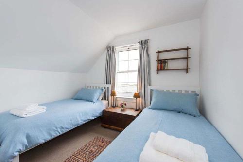 une chambre avec deux lits et une fenêtre dans l'établissement Willow Cottage, North Street, à St Andrews