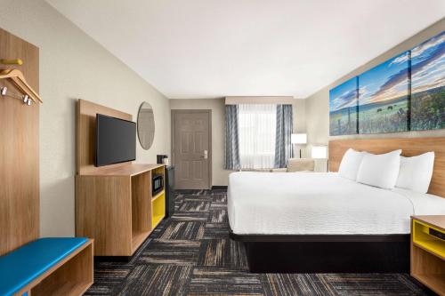 Postel nebo postele na pokoji v ubytování Days Inn by Wyndham Paris