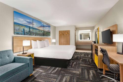 Postel nebo postele na pokoji v ubytování Days Inn by Wyndham Paris
