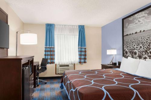 Ein Bett oder Betten in einem Zimmer der Unterkunft Super 8 by Wyndham Lenexa Overland Park Area/Mall Area