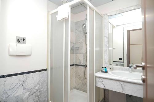  Best Western Plus Congress Hotel Yerevan -  Room  picture :   Tea/Coffee maker    Minibar    Shower                           