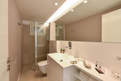 een badkamer met een wastafel, een toilet en een douche bij MY SEA VIEW HOLIDAY APARTMENT in Maspalomas