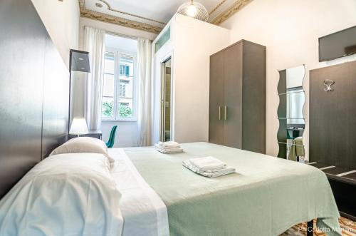 sypialnia z dużym łóżkiem i białym kocem w obiekcie El Dorado Colosseum w Rzymie