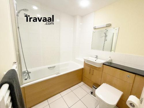 e bagno con servizi igienici, vasca e lavandino. di Travaal.©om - 2 Bed Serviced Apartment Farnborough a Farnborough