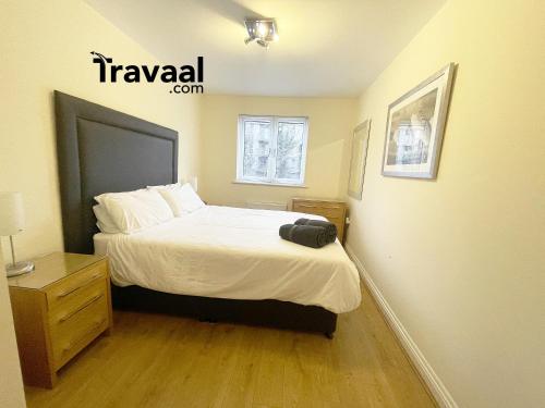 um quarto com uma cama e uma cómoda e uma cama sidx sidx sidx em Travaal.©om - 2 Bed Serviced Apartment Farnborough em Farnborough