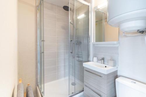 La salle de bains est pourvue d'une douche et d'un lavabo. dans l'établissement Le Grand Cap, à Villers-sur-Mer