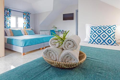 Voodi või voodid majutusasutuse Joya Ofrynio Stylish Suites toas