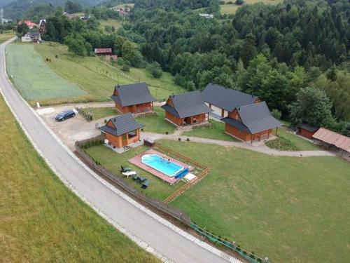 una vista aérea de una casa con piscina en Chatki Niwkii u Zbója Studio z antresolą en Krościenko