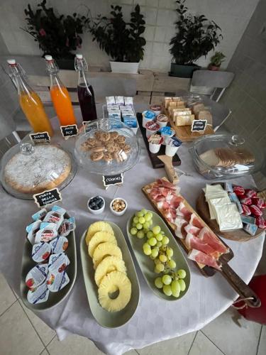 - une table avec différents types de nourriture et de boissons dans l'établissement Castelvecchio B&B, à Sorano