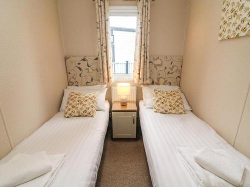 - 2 lits jumeaux dans une chambre avec fenêtre dans l'établissement Waterside Lodge, à Carnforth