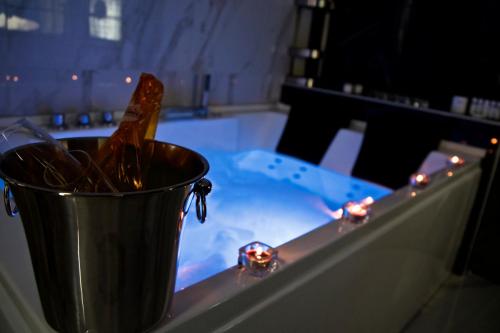 - un seau de bière assis au-dessus d'une baignoire dans l'établissement Scugnizzo Apartment Luxury Home, à Naples