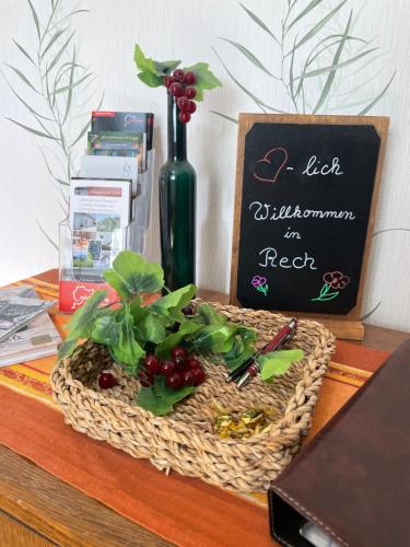 a plant in a basket on a table with a sign at Relaxen im alten Winzerhaus Fewo OG in Rech