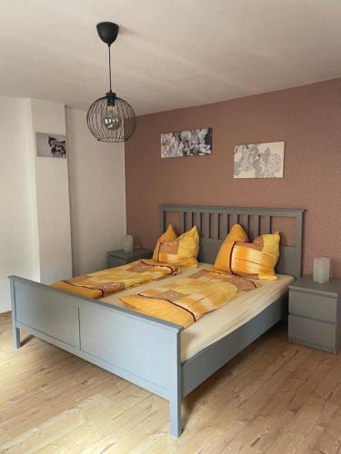 1 dormitorio con 1 cama con almohadas amarillas en Relaxen im alten Winzerhaus Fewo OG, en Rech