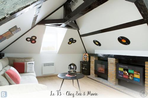 sala de estar con sofá y chimenea en Les Maisons de Maje - Le T2-T3, en Honfleur