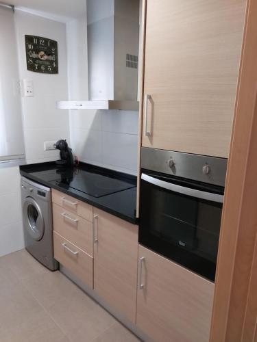 uma cozinha com um fogão e uma máquina de lavar louça em Piles residencial Blaumar del 1 al 10 de julio em Piles