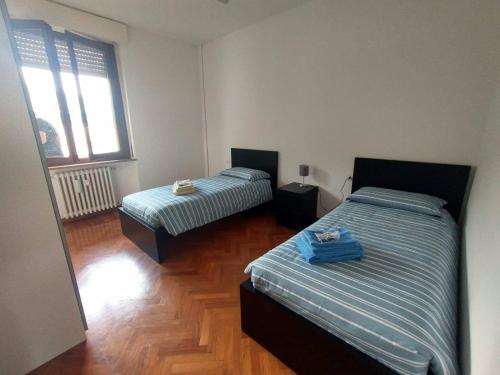 Zimmer mit 2 Betten in einem Zimmer in der Unterkunft Casa Battisti in Sondrio